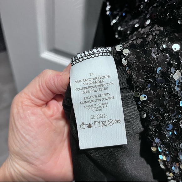 Super cute dazzling sequins on this elegant camisole  top. Size 2X. - Picture 5 of 6